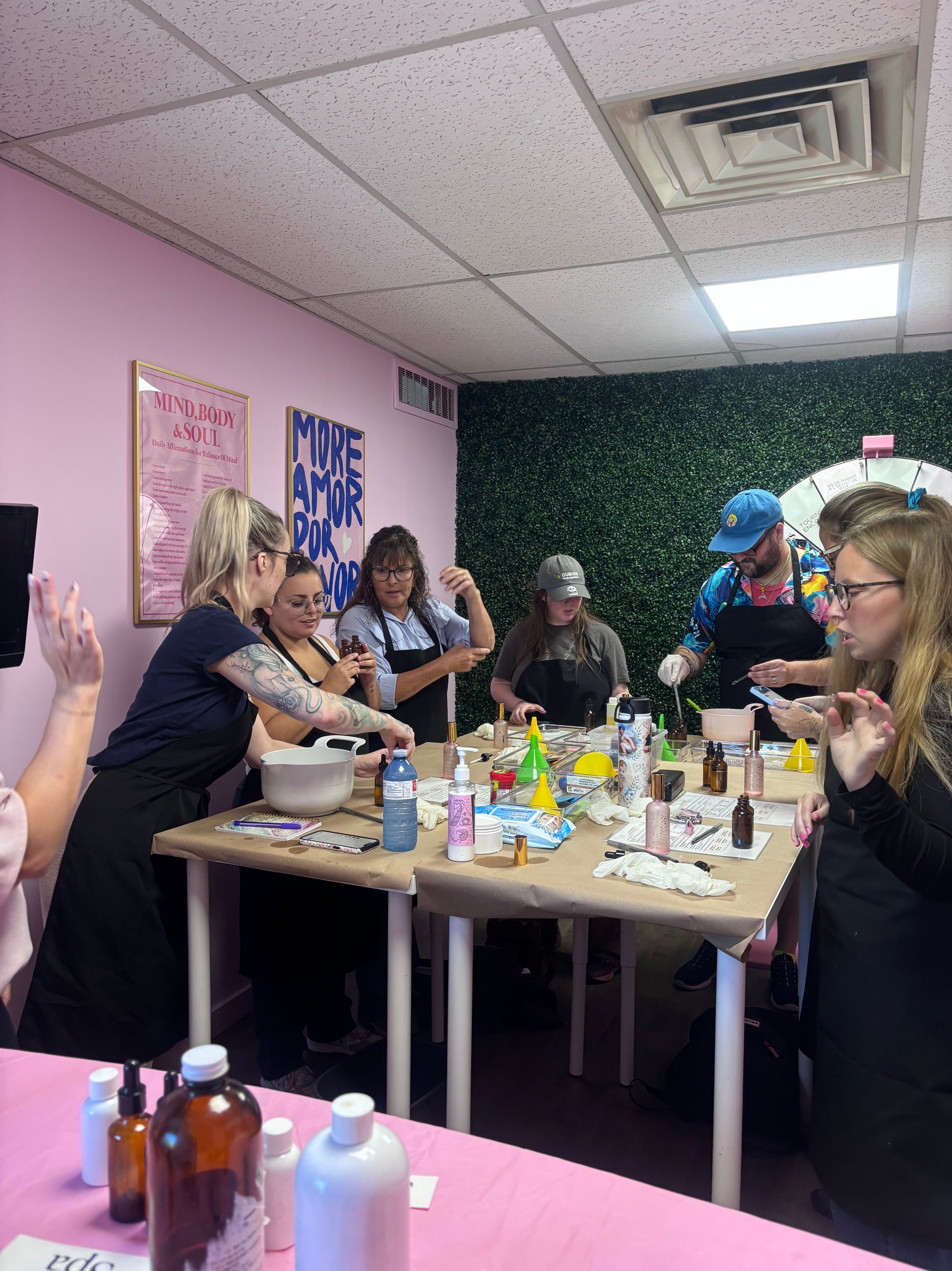 Atelier LAB Expérience Be-u — participantes qui créent leurs produits corps
